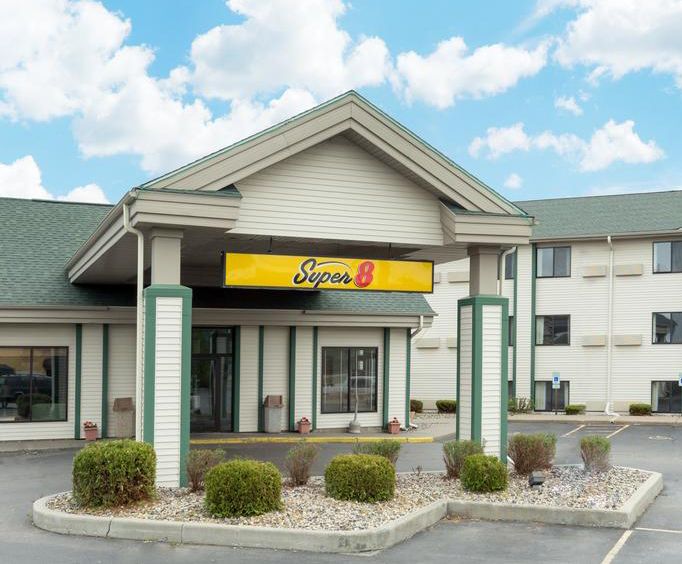 Exterior View of Super 8 Wisconsin Dells - Frontage Road