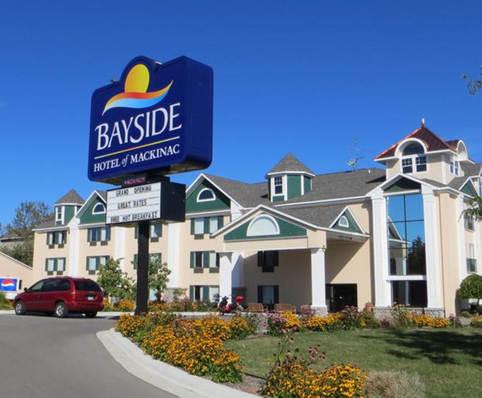 Exterior of Bayside Hotel of Mackinaw