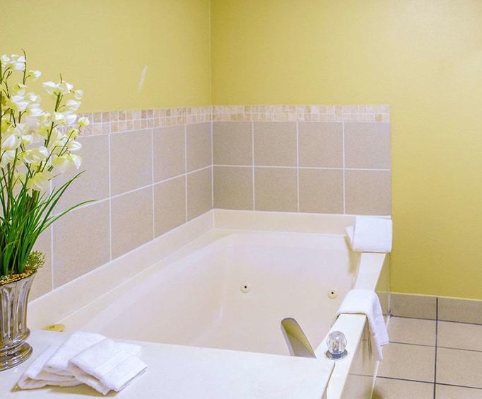 Quality Suites - Cordova TN Jacuzzi Room Photo