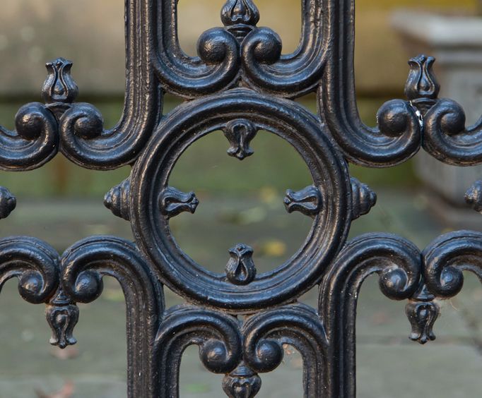 Gates and Gardens Walking Tour