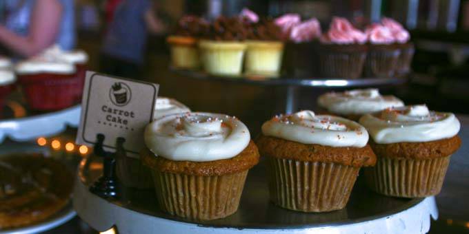 cupcakes on plate