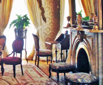 Opera Guild Home sitting room