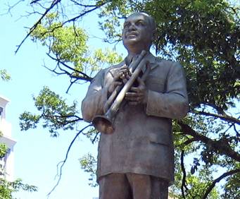 Louis Armstrong with his horn statue
