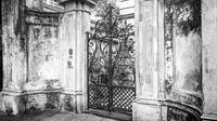 Gate into Unitarian Church Graveyard