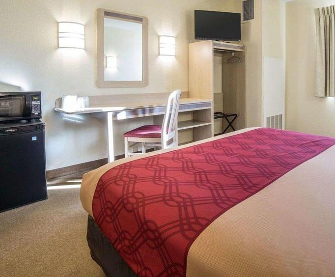 Econo Lodge Belle Fourche Room Photos