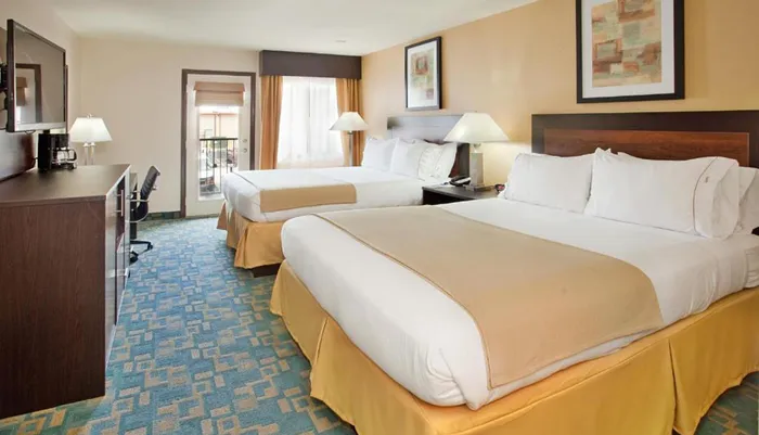 Room Photo for Holiday Inn Express Hotel  Suites Branson 76 Central