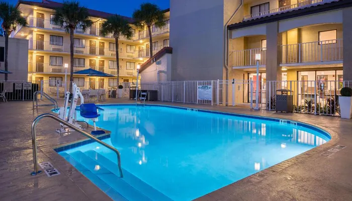 Outdoor Swimming Pool of Best Western International Drive