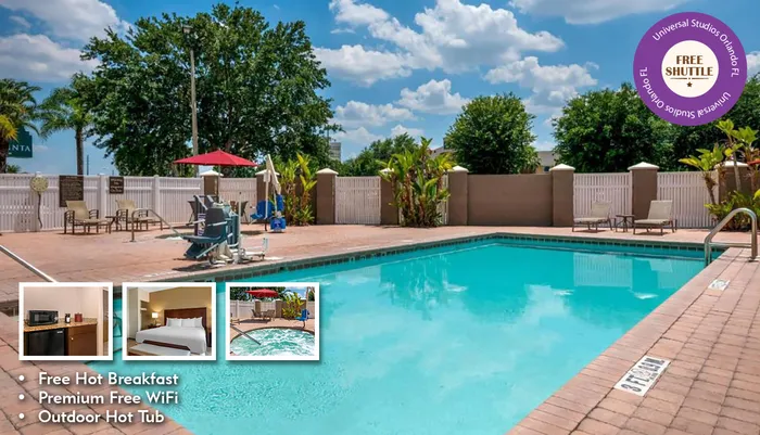 Outdoor Swimming Pool of Comfort Suites Near Universal Orlando Resort