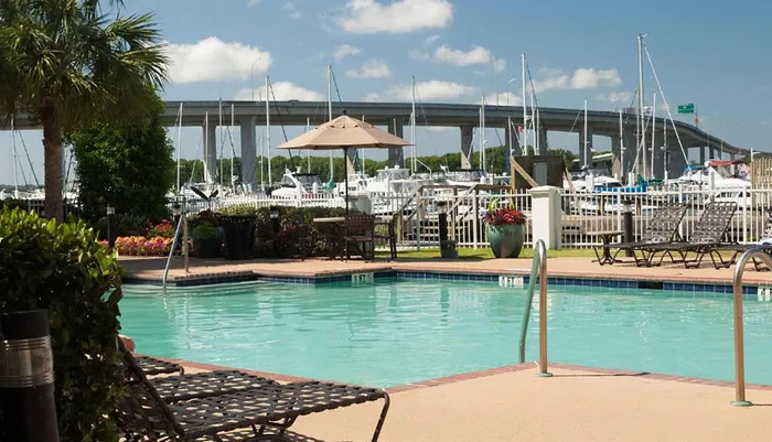 Outdoor Swimming Pool of Courtyard Charleston Waterfront by Marriott