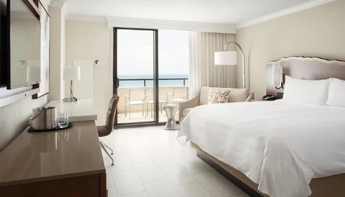 Fort Lauderdale Marriott Harbor Beach Resort & Spa Photo