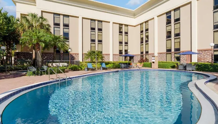 Outdoor Swimming Pool of Hampton Inn Ft Lauderdale-Cypress Creek