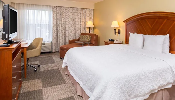 Photo of Hampton Inn San Antonio-Northwoods TX Room