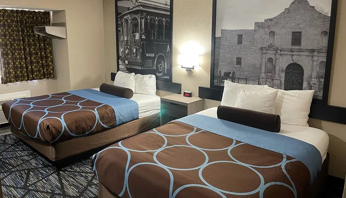 Super 8 by Wyndham San Antonio Downtown NE Photo