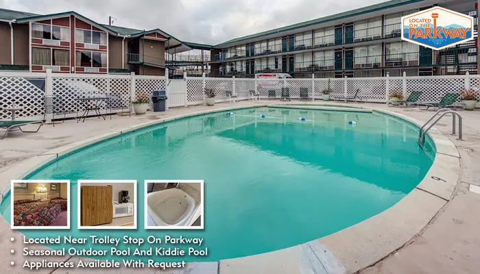 Outdoor Swimming Pool of Green Valley Motel