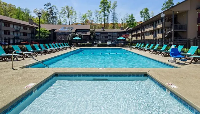 Outdoor Swimming Pool of Best Western Toni Inn Pigeon Forge