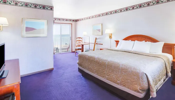 Super 8 by Wyndham Mackinaw City/Beachfront Area Photo