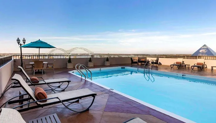 Outdoor Swimming Pool of Comfort Inn Downtown Memphis Front St